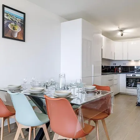 Spacious 2Bdr Renovated - Ac - Pool - Parking *