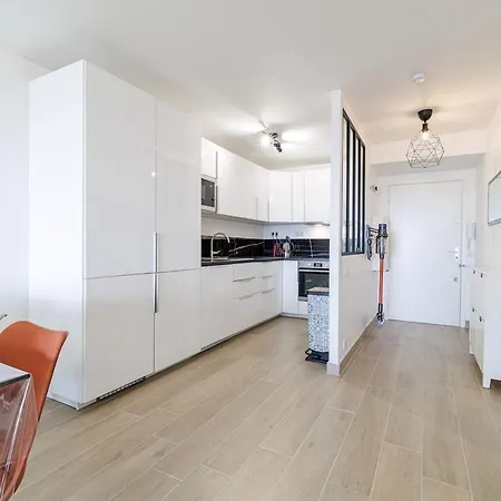 Spacious 2Bdr Renovated - Ac - Pool - Parking