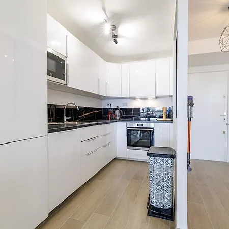 Spacious 2Bdr Renovated - Ac - Pool - Parking Apartament *