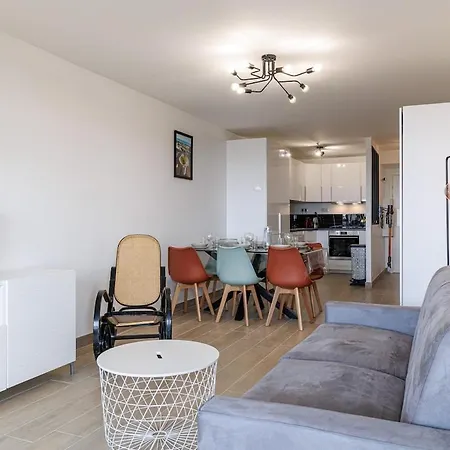 Spacious 2Bdr Renovated - Ac - Pool - Parking Appartamento