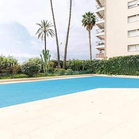 Spacious 2Bdr Renovated - Ac - Pool - Parking Apartament Mentona